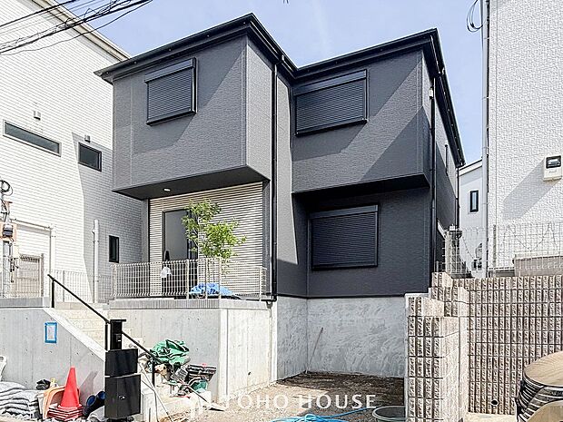 住む人を映し出す洗練された佇まいは、いつまでも輝き続けながらいつしか街の風景に溶け込んでいきます。