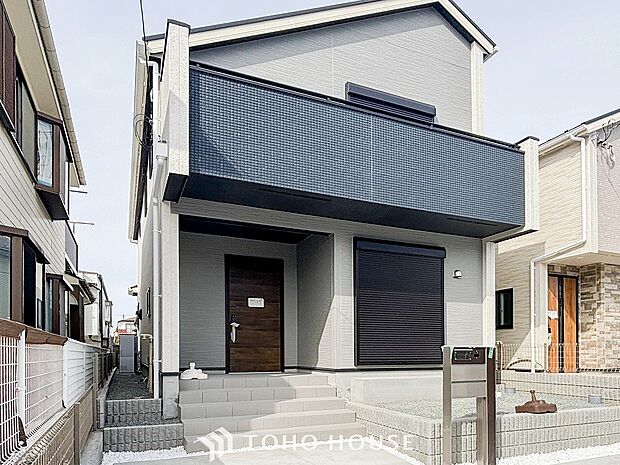 住む人を映し出す洗練された佇まいは、いつまでも輝き続けながらいつしか街の風景に溶け込んでいきます。