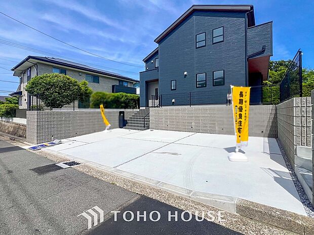 住む人を映し出す洗練された佇まいは、いつまでも輝き続けながらいつしか街の風景に溶け込んでいきます。