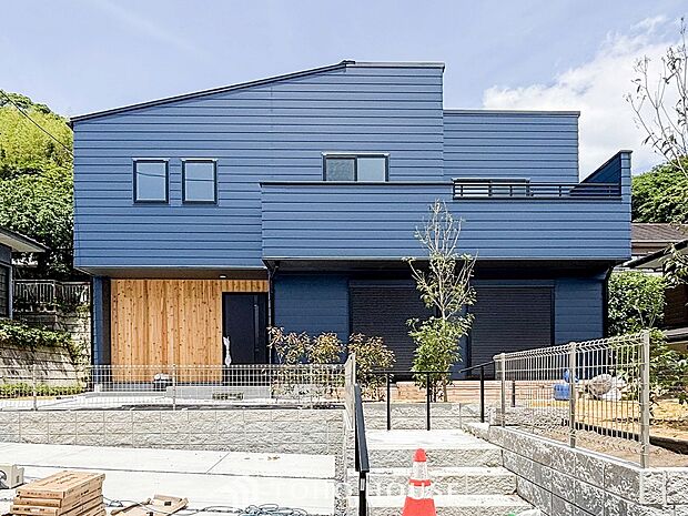 住む人を映し出す洗練された佇まいは、いつまでも輝き続けながらいつしか街の風景に溶け込んでいきます。