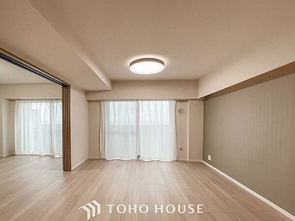 落ち着いた雰囲気に包まれた伸びやかな空間で、ゆったりと家族団らんの時間を過ごせます。