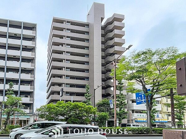 前面道路含む現地写真『快適』は「家」と「街」と「環境」が調和した時に訪れるだと改めて感じさせてくれます。