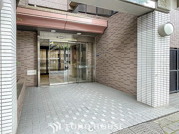 プライベート感が高まる、居住者を優しく迎え入れてくれるエントランス。