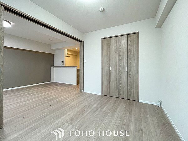 隣接するお部屋の扉を開放すればリビングと一体化してより広々した空間が生まれます。