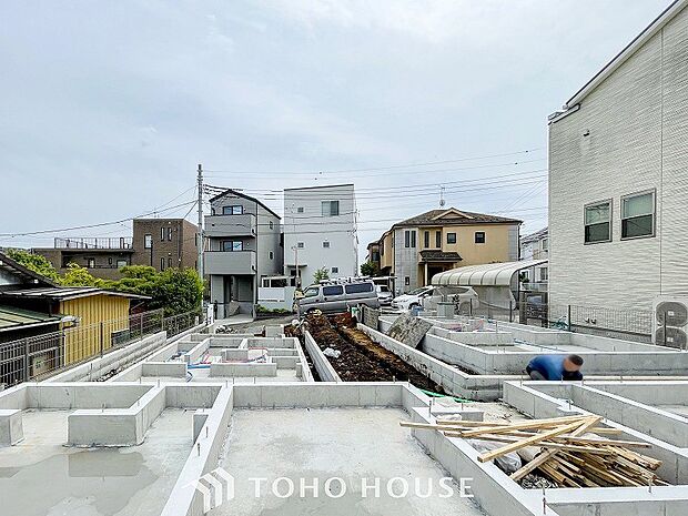 住む人を映し出す洗練された佇まいは、いつまでも輝き続けながらいつしか街の風景に溶け込んでいきます。