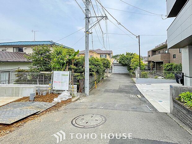 前面道路含む現地写真『快適』は「家」と「街」と「環境」が調和した時に訪れるだと改めて感じさせてくれます。