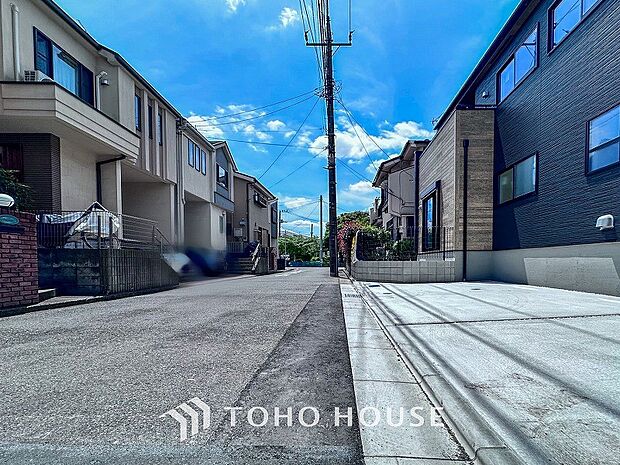 前面道路含む現地写真『快適』は「家」と「街」と「環境」が調和した時に訪れるだと改めて感じさせてくれます。