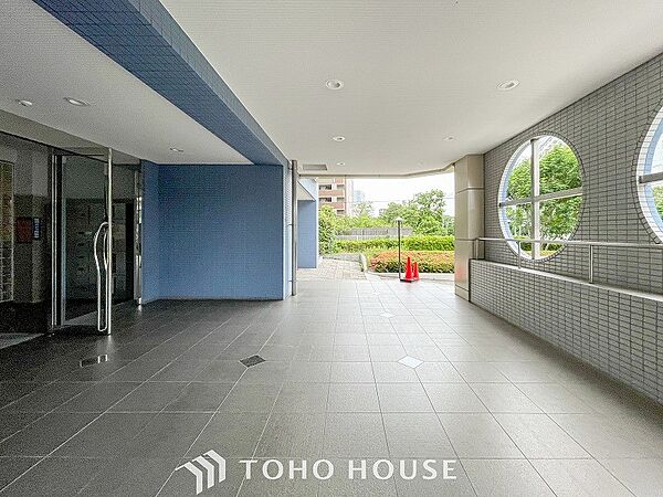 プライベート感が高まる、居住者を優しく迎え入れてくれるエントランス。