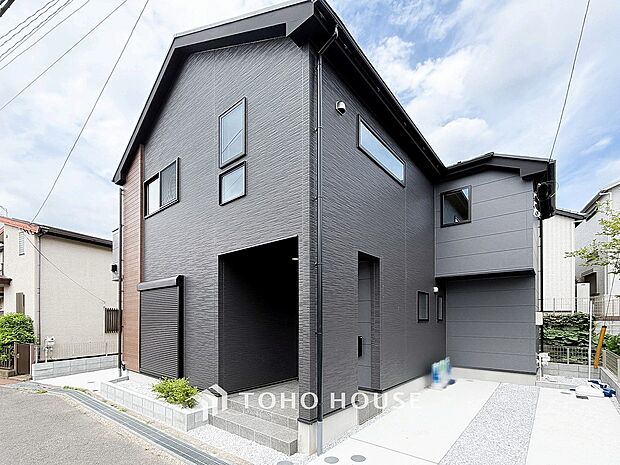 住む人を映し出す洗練された佇まいは、いつまでも輝き続けながらいつしか街の風景に溶け込んでいきます。