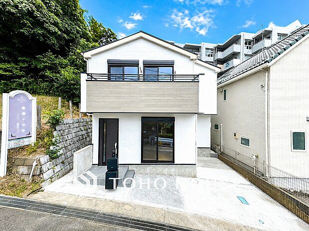 住む人や訪れる人やさしくエスコートする玄関アプローチ。