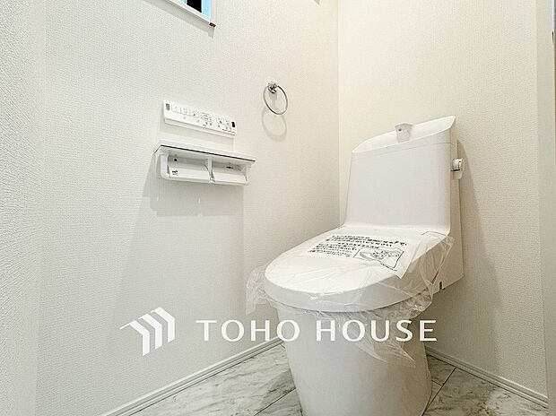 トイレはシンプルにホワイトで統一した温水洗浄付です。