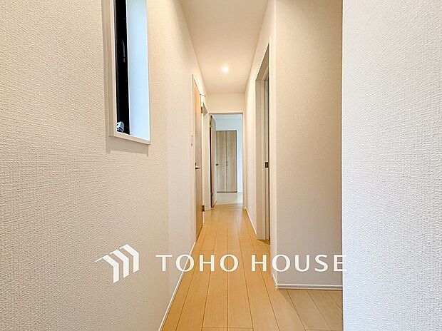 上質感漂う廊下。居住者の帰り、訪れる方を優しく迎え安らぎに満ちた生活空間を予感させます。