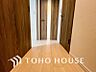 室内：上質感漂う廊下。居住者の帰り、訪れる方を優しく迎え安らぎに満ちた生活空間を予感させます。