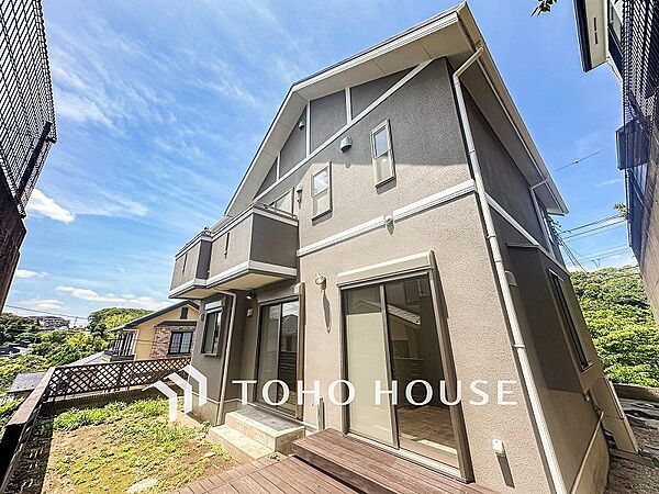 住む人を映し出す洗練された佇まいは、いつまでも輝き続けながらいつしか街の風景に溶け込んでいきます。