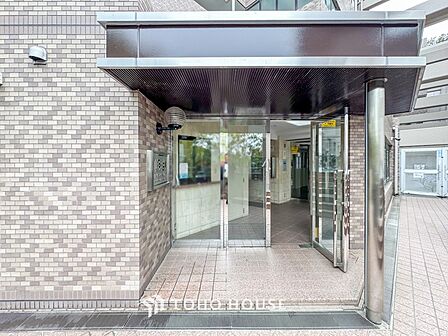 住まう誇らしさと安心感を演出する落ち着いた雰囲気のエントランス。