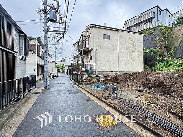 閑静な住宅地で小さなお子様がいるご家族にも安心。気品ある街並みと閑静な住環境が魅力です。