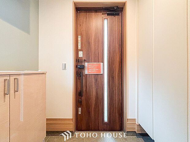 居住者の帰り、訪れる方を優しく迎えてくれる玄関です。