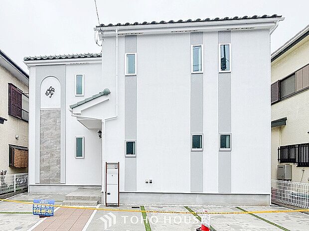 爽やかな青空の下に贅沢なほどに降り注ぐ陽光、豊かな居住性と、クオリティが見事に調和した住空間。