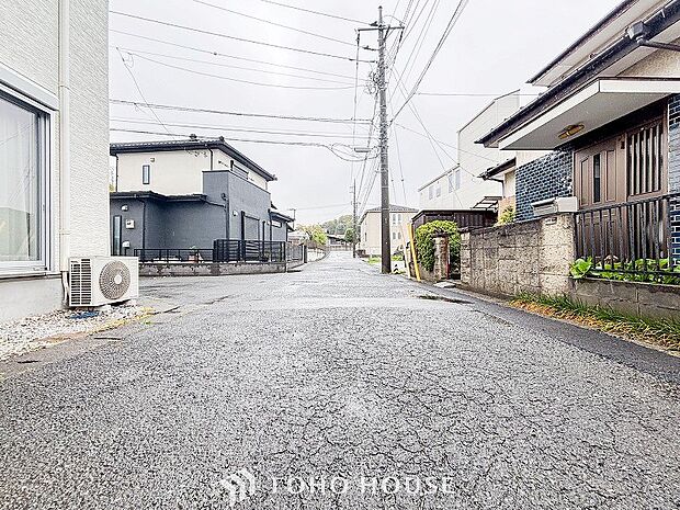 前面道路含む現地写真『快適』は「家」と「街」と「環境」が調和した時に訪れるだと改めて感じさせてくれます。