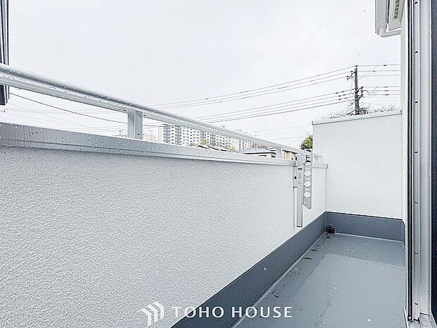 暮らしの中で光と風を演出してくれるバルコニー。
