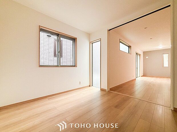 隣接するお部屋の扉を開放すればリビングと一体化してより広々した空間が生まれます。