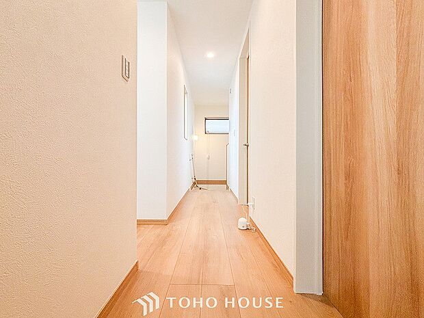 上質感漂う廊下。居住者の帰り、訪れる方を優しく迎える・安らぎに満ちた生活空間を予感させる。
