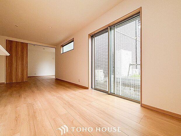 光と風があふれる開放的なリビングダイニングには自然と家族みんなが集まってきます。