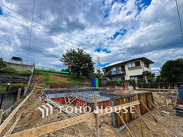 閑静な住宅街の一角、ひと時のくつろぎが生まれ、ゆっくりと愛着が育まれていきます。