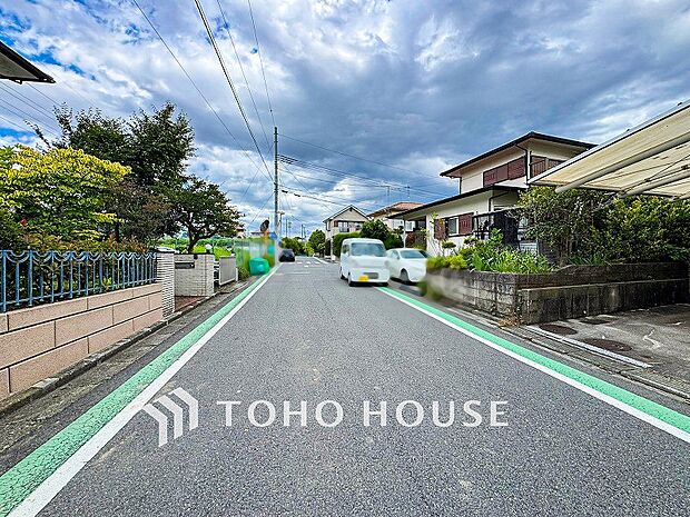 前面道路含む現地写真『快適』は「家」と「街」と「環境」が調和した時に訪れるだと改めて感じさせてくれます。