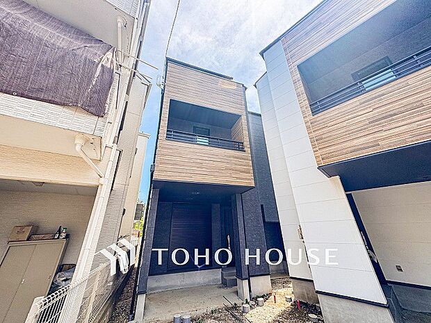 住む人を映し出す洗練された佇まいは、いつまでも輝き続けながらいつしか街の風景に溶け込んでいきます。