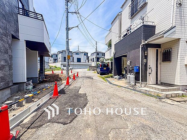 前面道路含む現地写真『快適』は「家」と「街」と「環境」が調和した時に訪れるだと改めて感じさせてくれます。