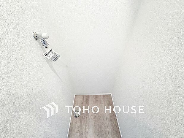 小窓が設置され、湿気がこもりやすい室内の換気・採光に配慮されています。