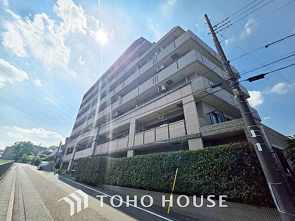 爽やかな青空の下に贅沢なほどに降り注ぐ陽光、豊かな居住性と、クオリティが見事に調和した住空間。