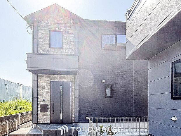 住まいの顔となる玄関は、落ち着きと華やぎの満ちた空間に。