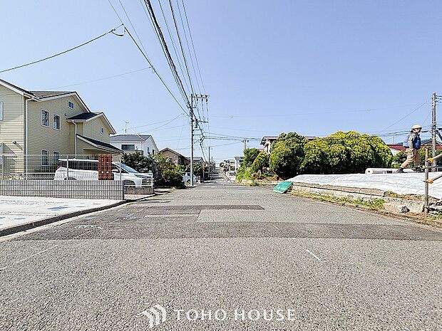 前面道路含む現地写真『快適』は「家」と「街」と「環境」が調和した時に訪れるだと改めて感じさせてくれます。