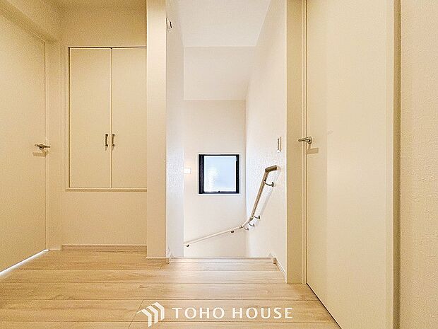 上質感漂う廊下。居住者の帰り、訪れる方を優しく迎え安らぎに満ちた生活空間を予感させます。