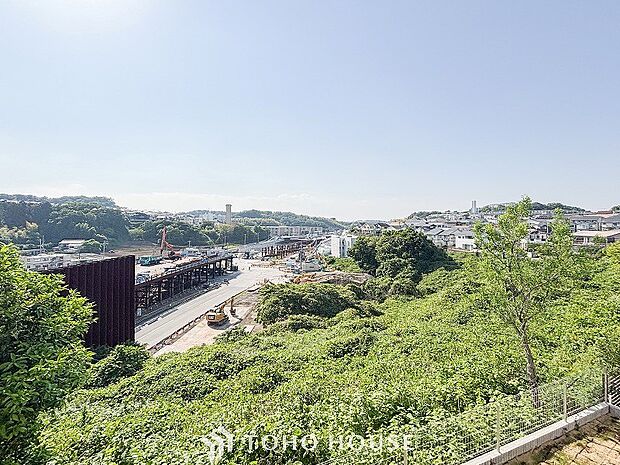 木々の緑がまぶしい、豊かな緑と静寂。ずっと見ていたいと思わせてくれる景色。