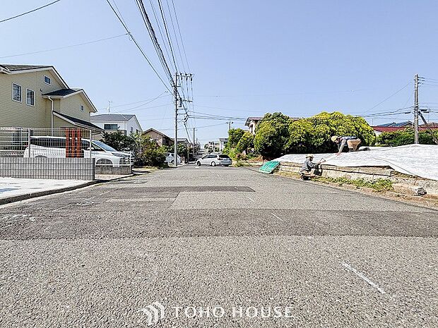 前面道路含む現地写真『快適』は「家」と「街」と「環境」が調和した時に訪れるだと改めて感じさせてくれます。