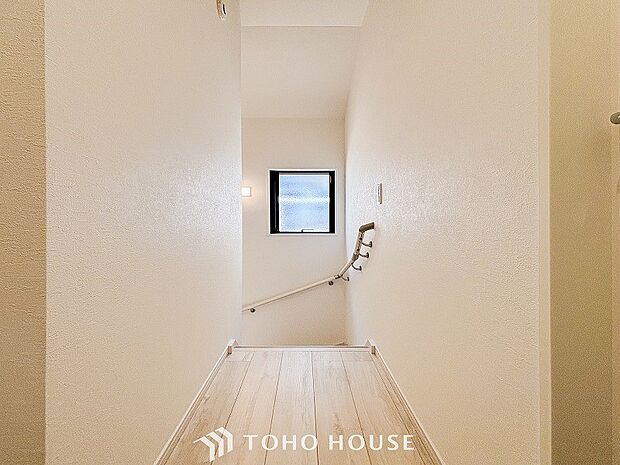 上質感漂う廊下。居住者の帰り、訪れる方を優しく迎え安らぎに満ちた生活空間を予感させます。