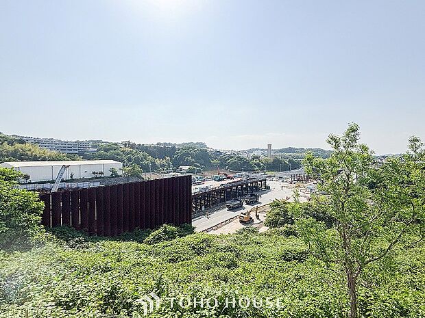 木々の緑がまぶしい、豊かな緑と静寂。ずっと見ていたいと思わせてくれる景色。