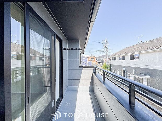 暮らしの中で光と風を演出してくれるバルコニー。
