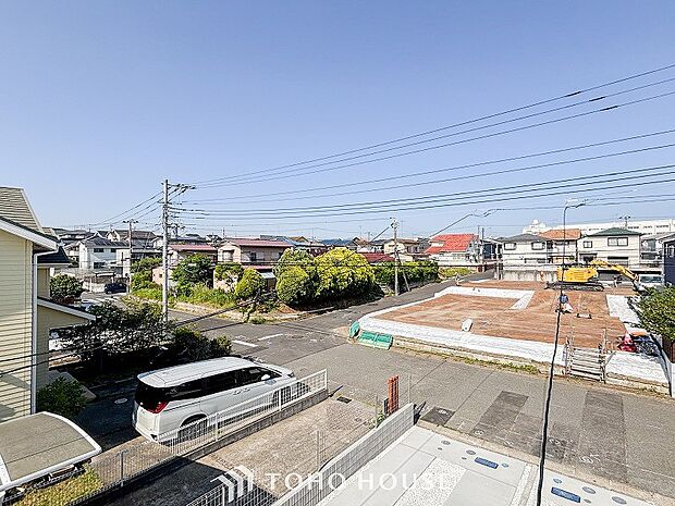 木々の緑がまぶしい、豊かな緑と静寂。ずっと見ていたいと思わせてくれる景色。