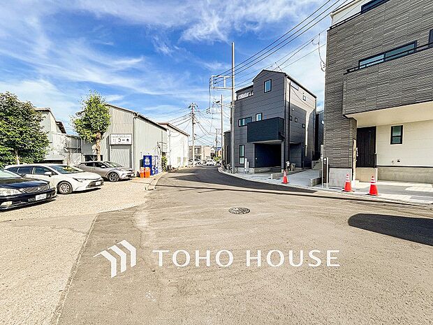 前面道路含む現地写真『快適』は「家」と「街」と「環境」が調和した時に訪れるだと改めて感じさせてくれます。