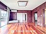 室内：戸建てならではのリビング。落ち着いた色調のリビングは家族団欒の憩いの場所です。