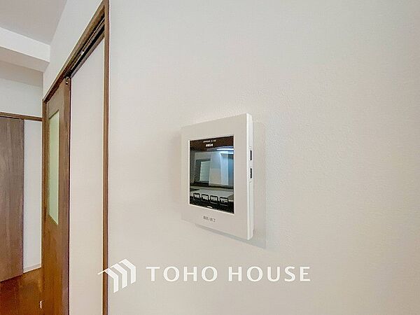 誰が来てもわかる様にモニター付きインターホンを設置。