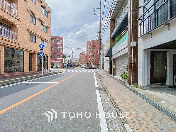 前面道路含む現地写真『快適』は「家」と「街」と「環境」が調和した時に訪れるだと改めて感じさせてくれます。