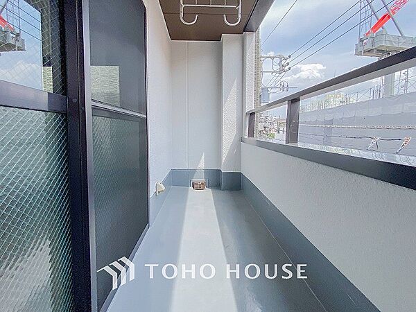 暮らしの中で光と風を演出してくれるバルコニー。