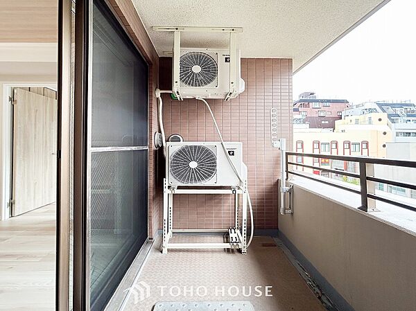 暮らしの中で光と風を演出してくれるバルコニー。