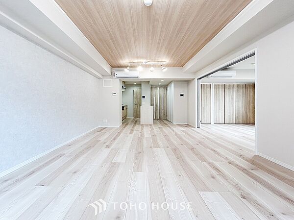 爽やかな色合いのフローリングと清潔感の溢れるクロスが明るい空間を創り出しているリビングダイニング。