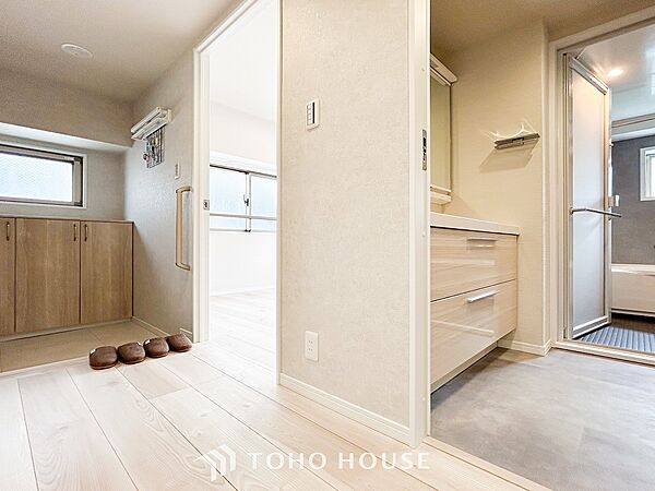 上質感漂う廊下。居住者の帰り、訪れる方を優しく迎える・安らぎに満ちた生活空間を予感させる。